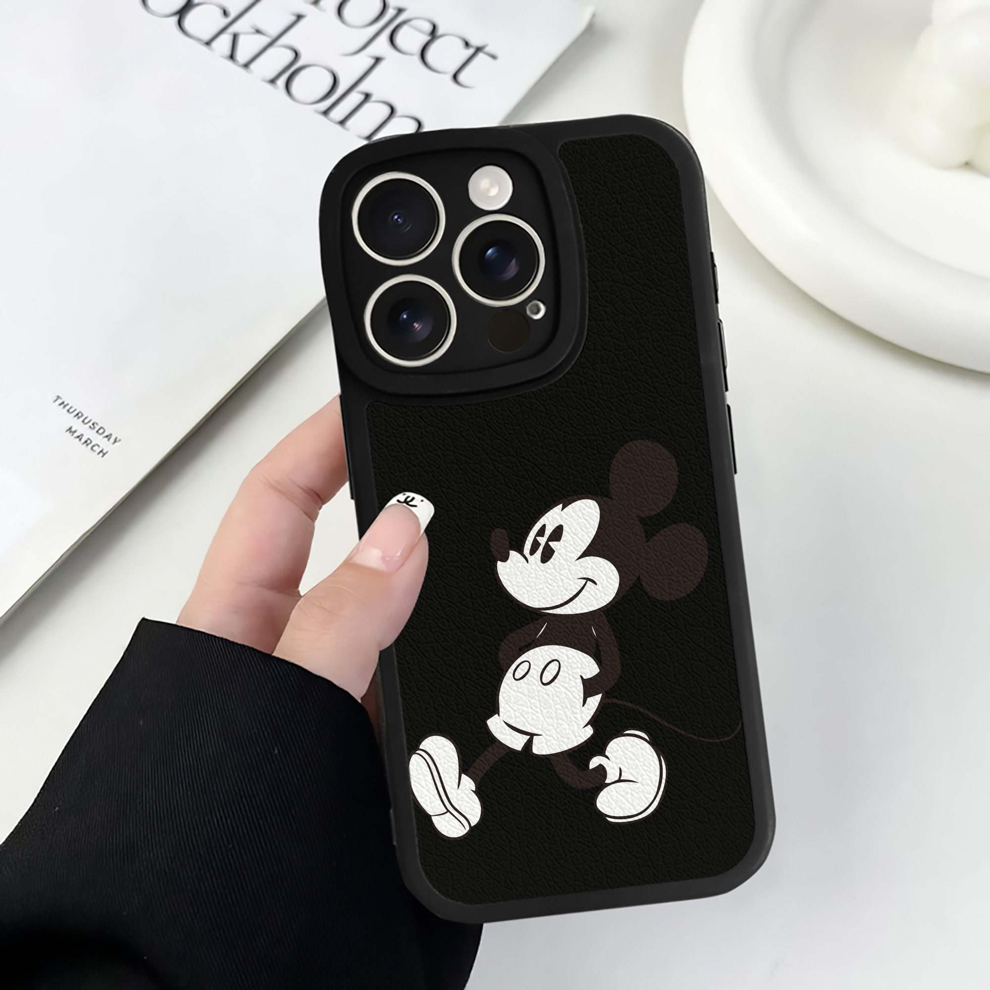 （画像用） ミッキーマウス Mickey Mouse 【iPhone 16シリーズ対応】シリコンスマホケース（レザー調） 材質：シリコン